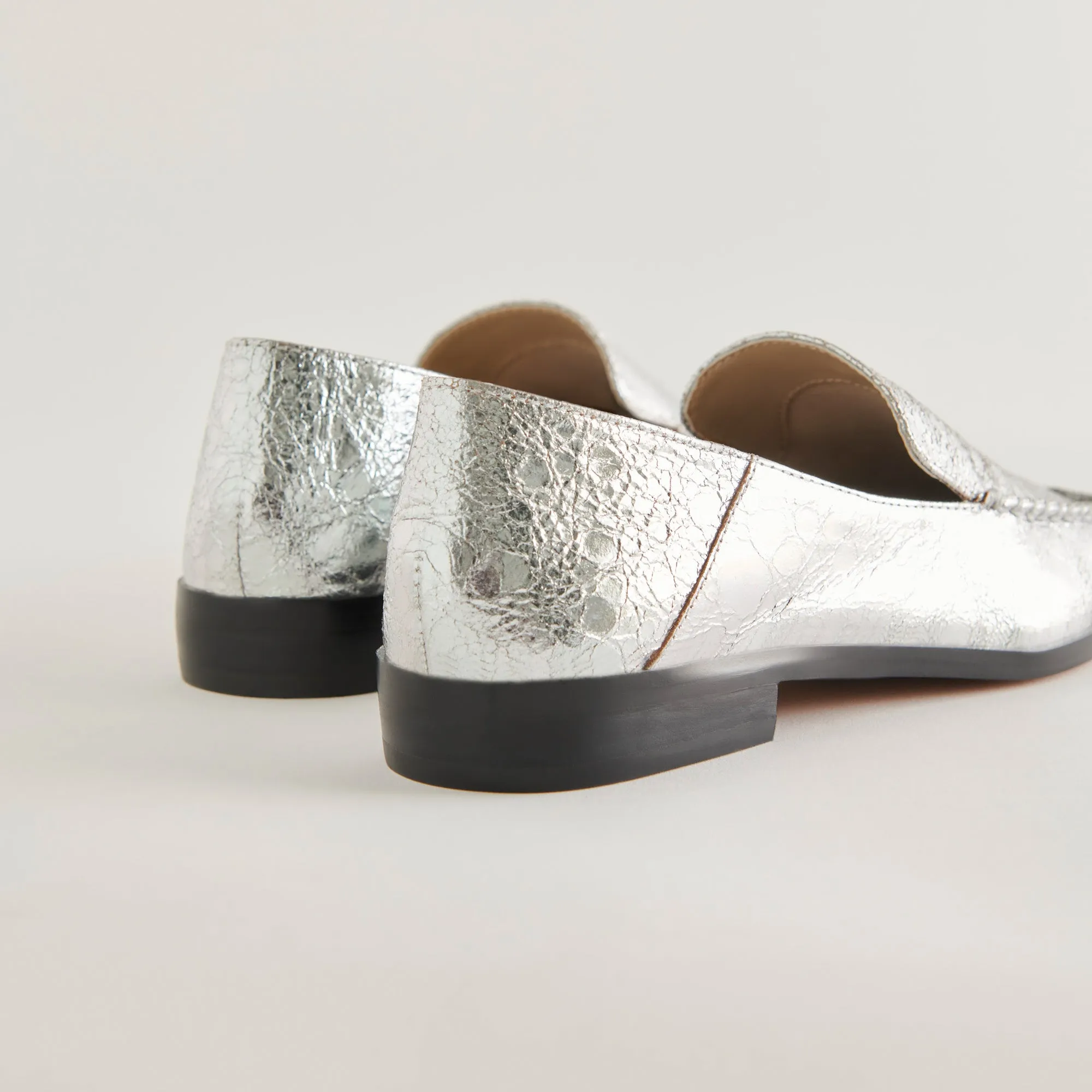 BENY WIDE FLATS SILVER DISTRESSED LEATHER