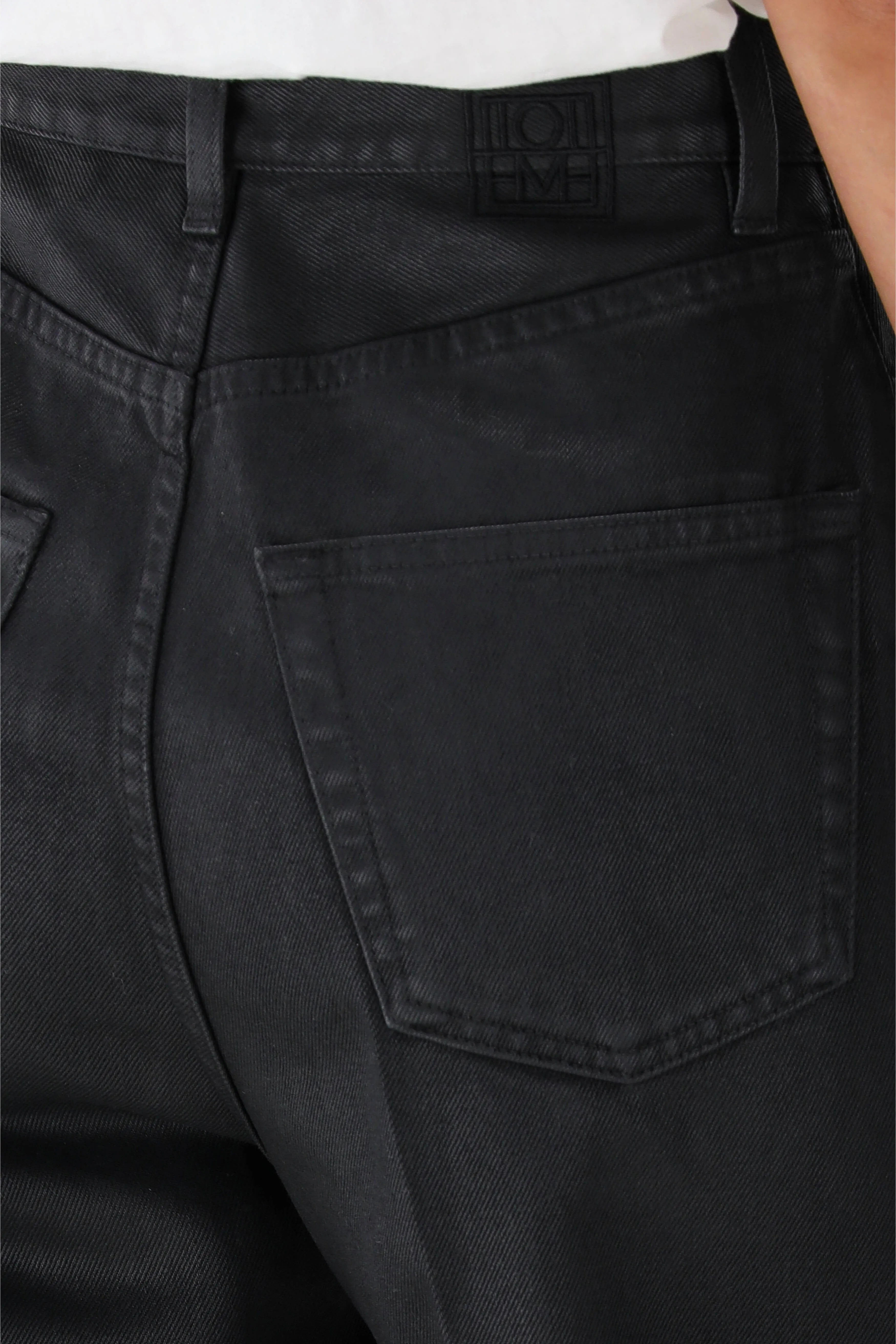 Jeans Tapered in Coated Black