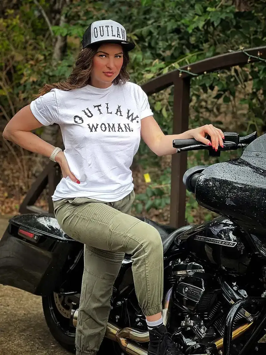 OUTLAW WOMAN CLASSIC TEE