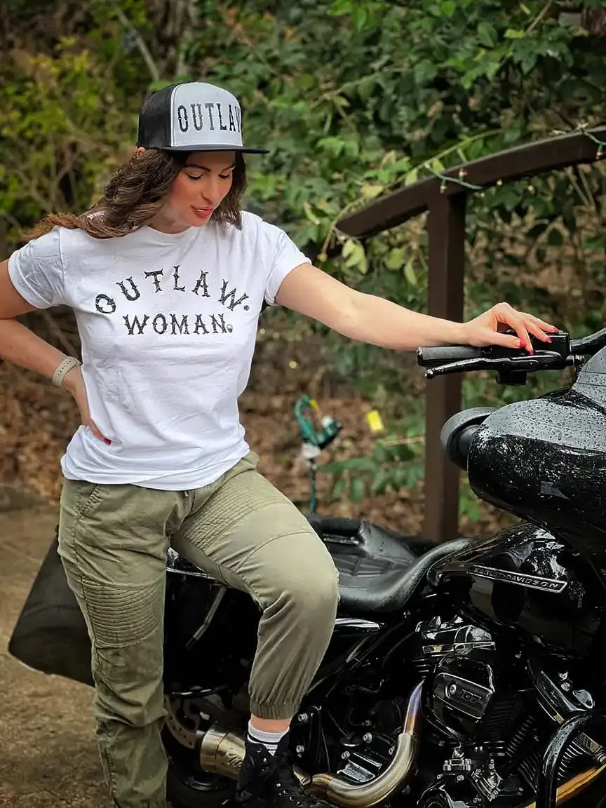 OUTLAW WOMAN CLASSIC TEE